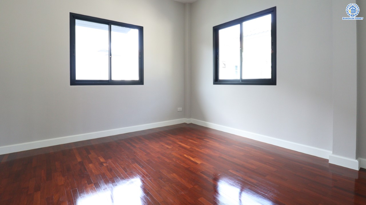 บ้านมือสองตกแต่งใหม่ ม.ราชพฤกษ์ บางบอน4 หลังมุม ตกแต่งหรูหรา ดีไซน์ Classic เนื้อที่ 103.1 ตร.ว. ฟังก์ชัน 3 ห้องนอน 3 ห้องน้ำ จอดรถได้ 4 คัน พื้นที่สนามหญ้าด้านข้างกว้างกว่า 242 ตร.ม. บนทำเลศักยภาพ เชื่อมต่อหลายเส้นทาง ใกล้เดอะมอลล์บางแค จุดขึ้นทางด่วน "เพชรเกษม" และรถไฟฟ้าสายสีน้ำเงิน "สถานีหลักสอง"